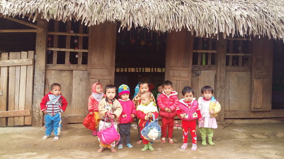 Các em học sinh ở trường Mầm non Tam Thanh, xã Tam Thanh, huyện Quan Sơn hiện đang học trong những lớp học tranh tre nứa lá tạm bợ, rét buốt, không điện.