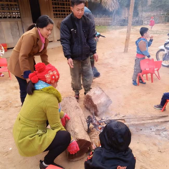 Hàng năm, đã rất nhiều năm rồi mỗi khi vào mùa đông lạnh, các cô giáo lại chia nhau đi quanh bìa rừng để nhặt củi hoặc vào bản xin củi về đốt lửa sửi ấm cho học sinh.