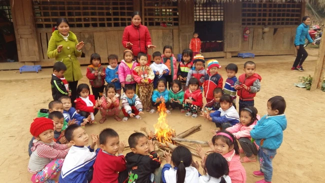 Các khu lẻ làm bằng tranh tre gỗ dễ cháy nên các cô không dám đốt lửa trong nhà mà phải mang củi ra ngoài sân để đốt lửa cho học sinh ngồi sưởi ấm