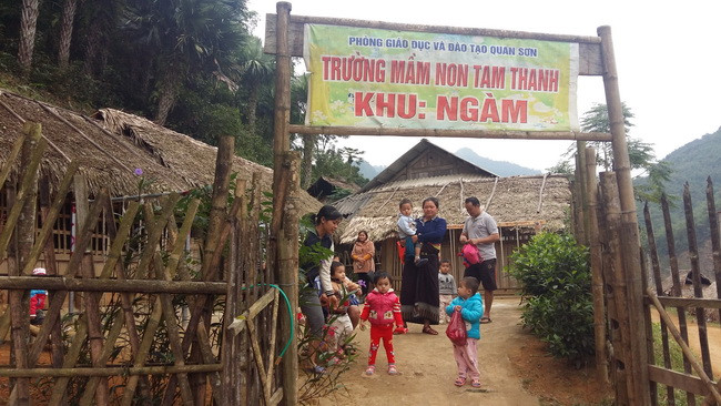 Lớp học được các phụ huynh cùng dân bản làm tạm bợ bằng tre gỗ lợp lá cọ, mùa mưa thì dột ướt, mùa đông lớp ván gỗ không đủ để che kín những cơn gió mùa đông lạnh giá lùa vào.