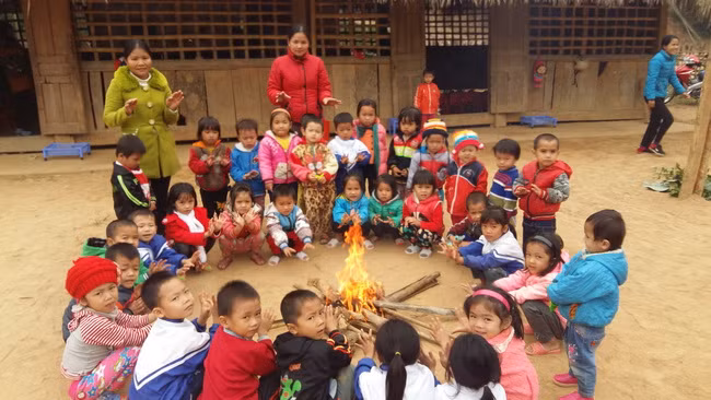 Các khu lẻ làm bằng tranh tre gỗ dễ cháy nên các cô không dám đốt lửa trong nhà mà phải mang củi ra ngoài sân để đốt lửa cho học sinh ngồi sưởi ấm