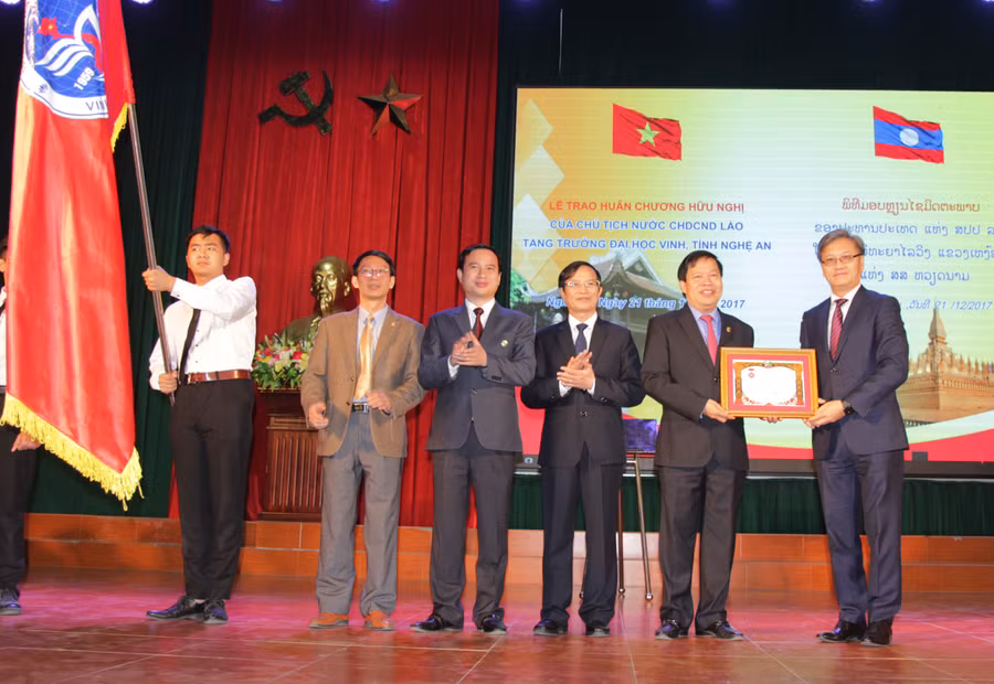Trường ĐH Vinh nhận Huân chương Hữu nghị của Nhà nước CHDCND Lào ảnh 1 Trường ĐH Vinh nhận Huân chương Hữu nghị của Nhà nước CHDCND Lào ảnh 1