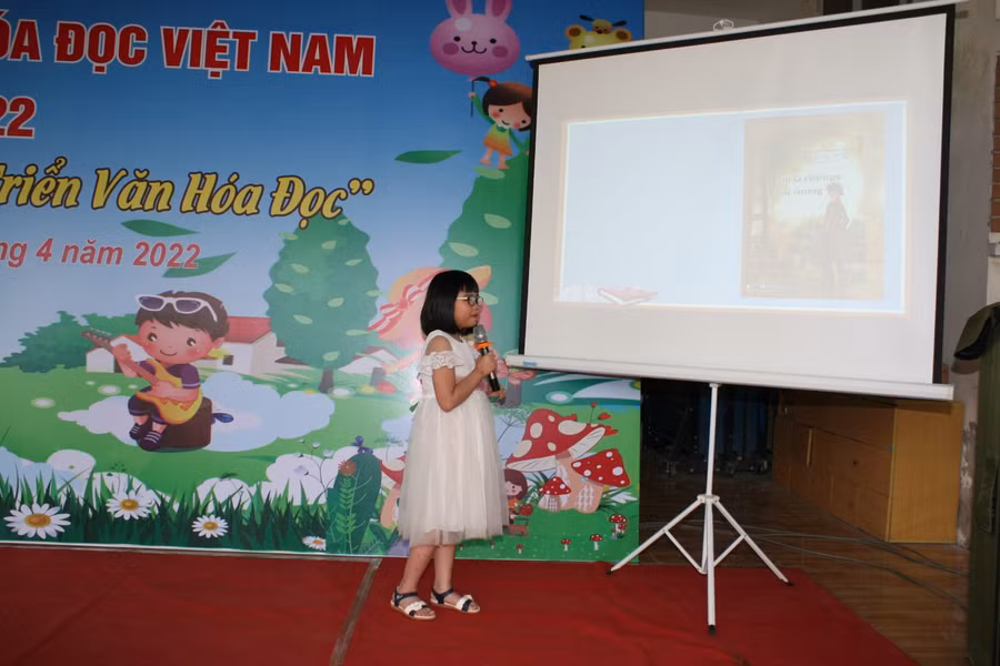 Qua cuộc thi, các em học sinh được rèn kỹ năng thuyết trình trước nơi đông người.