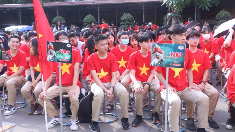 Mỗi biển lớp đều mang hình ảnh về một đảo, đá thuộc quần đảo Trường Sa của Việt Nam. Mỗi biển lớp đều mang hình ảnh về một đảo, đá thuộc quần đảo Trường Sa của Việt Nam.