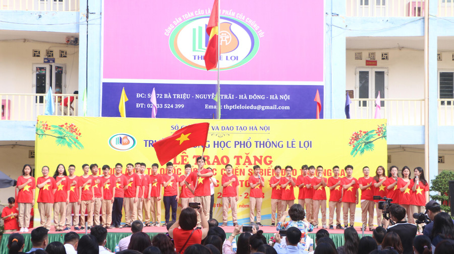 Sau lễ trao tặng cờ Tổ quốc là phần thi hát Quốc ca toàn trường đến từ các lớp và tổ chuyên môn trong nhà trường. Sau lễ trao tặng cờ Tổ quốc là phần thi hát Quốc ca toàn trường đến từ các lớp và tổ chuyên môn trong nhà trường.