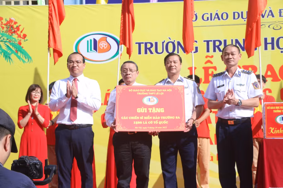 Tiến sĩ Lê Xuân Trung (thứ 3 từ phải sang) thay mặt Trường THPT Lê Lợi trao tặng 1.500 lá cờ Tổ quốc cho đại diện Bộ Tư lệnh Cảnh sát biển Việt Nam để gửi tới các chiến sĩ hải đảo Trường Sa thân yêu.