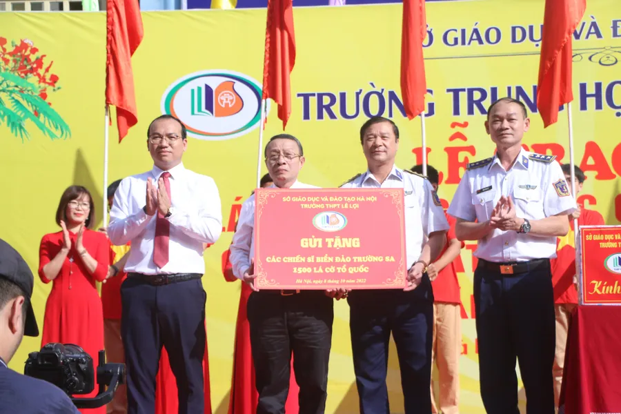 Tiến sĩ Lê Xuân Trung (thứ 3 từ phải sang) thay mặt Trường THPT Lê Lợi trao tặng 1.500 lá cờ Tổ quốc cho đại diện Bộ Tư lệnh Cảnh sát biển Việt Nam để gửi tới các chiến sĩ hải đảo Trường Sa thân yêu.