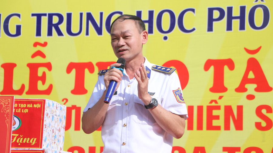 Thượng tá Ngô Văn Xô - Chủ nhiệm chính trị Trung tâm đào tạo trực thuộc Bộ Tư lệnh Cảnh sát biển Việt Nam chia sẻ cảm xúc tại buổi lễ. Thượng tá Ngô Văn Xô - Chủ nhiệm chính trị Trung tâm đào tạo trực thuộc Bộ Tư lệnh Cảnh sát biển Việt Nam chia sẻ cảm xúc tại buổi lễ.