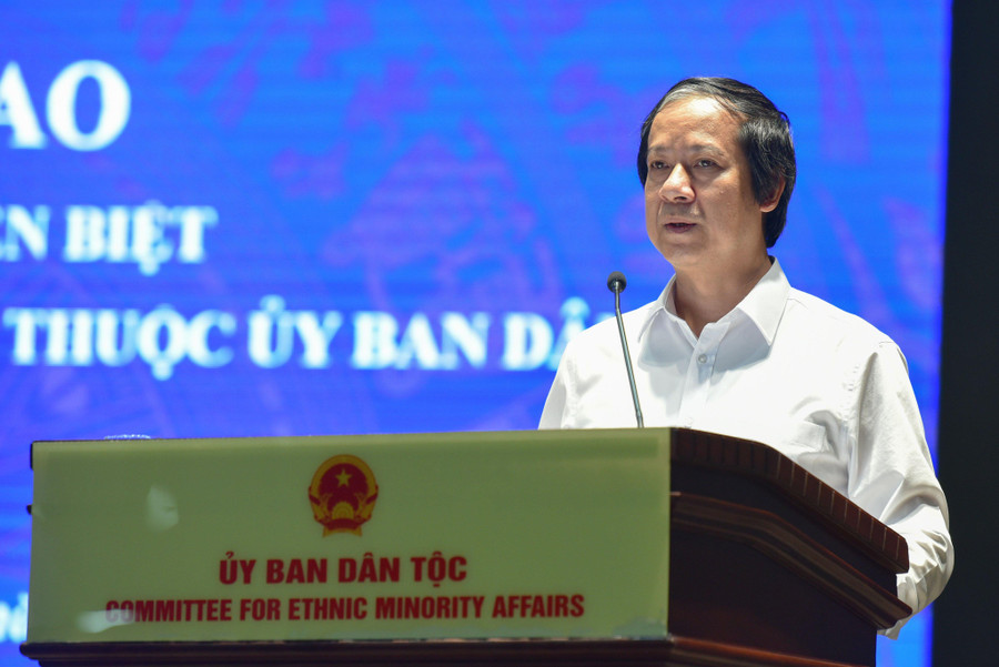 Bộ trưởng Bộ GD&ĐT Nguyễn Kim Sơn phát biểu tại buổi lễ bàn giao.