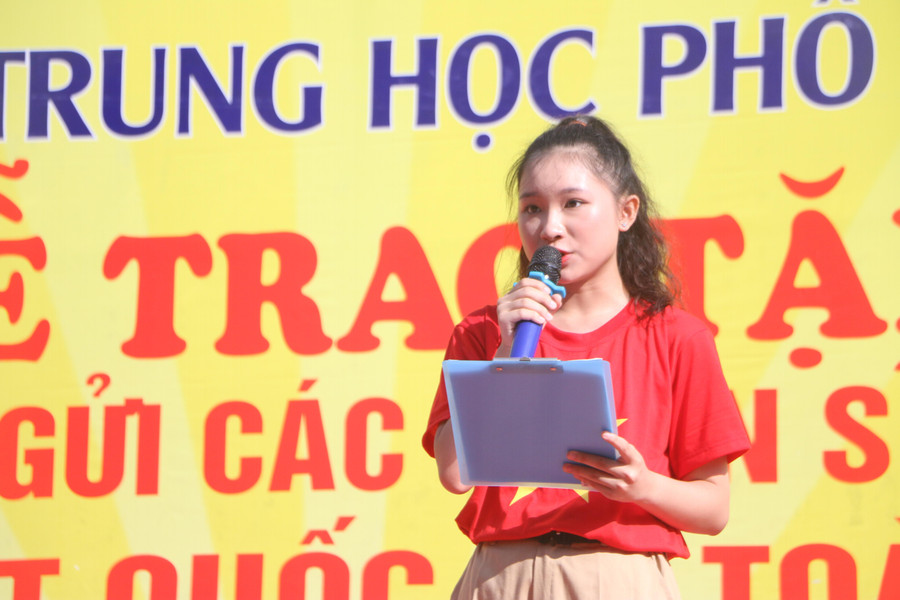 Nữ sinh Đồng Hiền Trang - học sinh lớp 10A6 Trường THPT Lê Lợi đọc thư bày tỏ sự biết ơn sự cống hiến, hi sinh của các chiến sĩ nơi hải đảo xa xôi. Nữ sinh Đồng Hiền Trang - học sinh lớp 10A6 Trường THPT Lê Lợi đọc thư bày tỏ sự biết ơn sự cống hiến, hi sinh của các chiến sĩ nơi hải đảo xa xôi.
