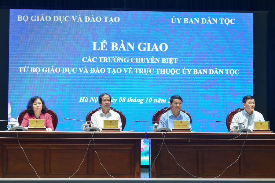 Từ trái qua: Thứ trưởng Bộ GD&amp;ĐT Ngô Thị Minh; Bộ trưởng Bộ GD&amp;ĐT Nguyễn Kim Sơn; Bộ trưởng - Chủ nhiệm Ủy ban Dân tộc Hầu A Lềnh; Thứ trưởng - Phó Chủ nhiệm Ủy ban Dân tộc Nông Quốc Tuấn.