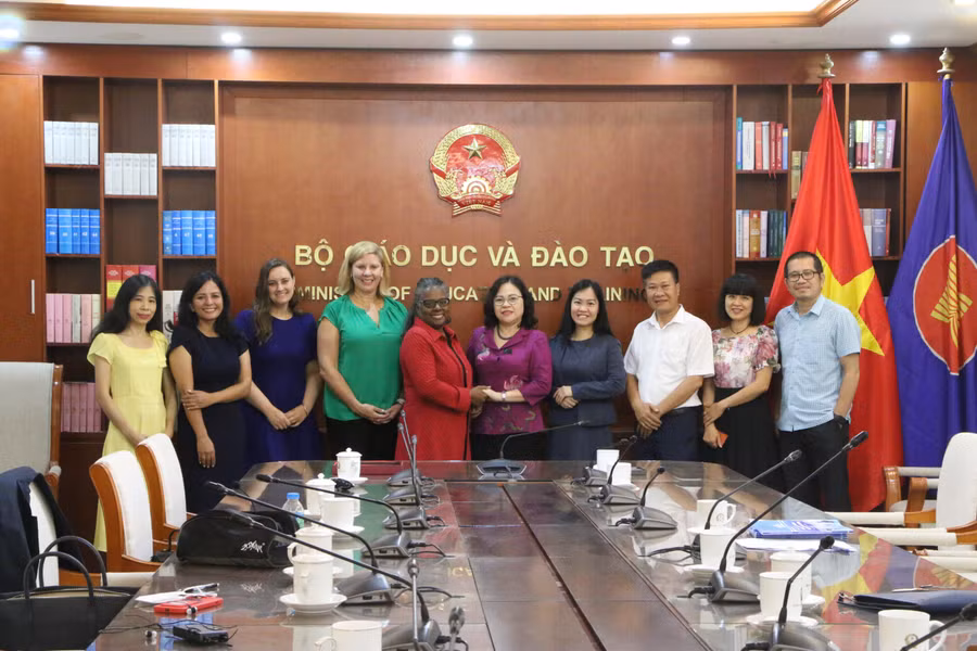 Các đại biểu chụp ảnh lưu niệm sau khi kết thúc buổi làm việc.