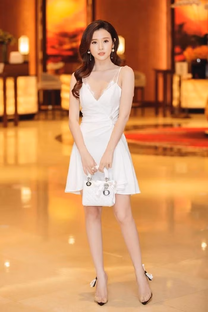 Ngat ngay voi nhan sac trong veo cua Midu moi lan dien vay trang hinh anh 5
