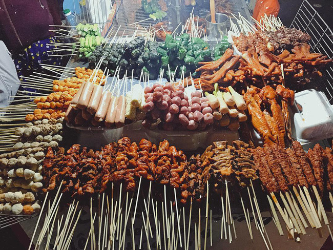 Cậu bé 3 tuổi suýt mất mạng sau khi ăn xúc xích, cha mẹ vạn lần không được cho con vừa ăn vừa làm điều này - Ảnh 2.