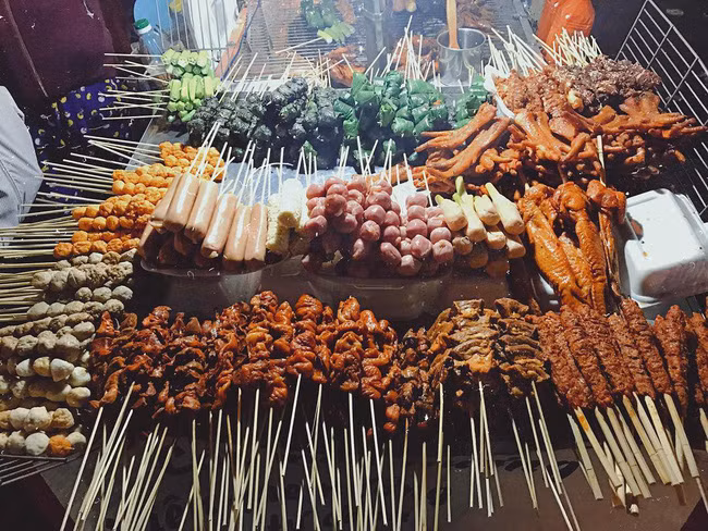 Cậu bé 3 tuổi suýt mất mạng sau khi ăn xúc xích, cha mẹ vạn lần không được cho con vừa ăn vừa làm điều này - Ảnh 2.