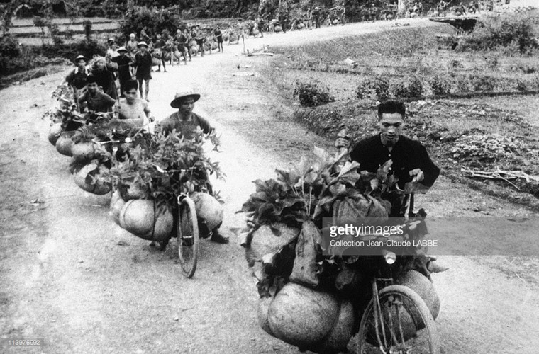 Dân công hỏa tuyến thồ gạo ra chiến trường Điện Biên Phủ. Ảnh TL. Dân công hỏa tuyến thồ gạo ra chiến trường Điện Biên Phủ. Ảnh TL.