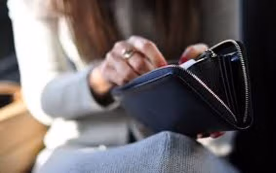 vợ chồng, hôn nhân, tay hòm chìa khóa, vợ giữ tiền,