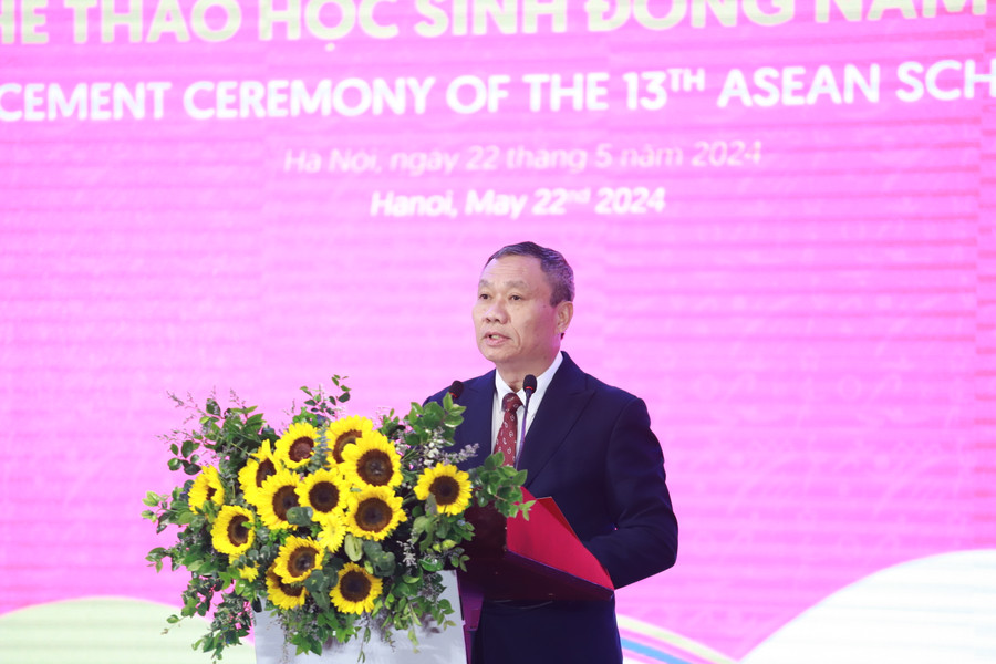 Ông Mai Tấn Linh - Phó Giám đốc Sở GD&ĐT Đà Nẵng báo cáo tại chương trình về công tác chuẩn bị của thành phố chủ nhà. Ông Mai Tấn Linh - Phó Giám đốc Sở GD&ĐT Đà Nẵng báo cáo tại chương trình về công tác chuẩn bị của thành phố chủ nhà.