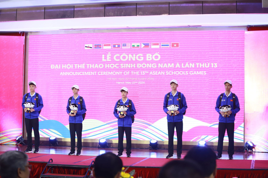 Các vận động viên cầm trên tay linh vật chính thức của Đại hội Thể thao học sinh Đông Nam Á lần thứ 13. Các vận động viên cầm trên tay linh vật chính thức của Đại hội Thể thao học sinh Đông Nam Á lần thứ 13.