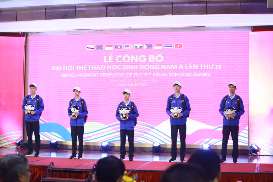 Các vận động viên cầm trên tay linh vật chính thức của Đại hội Thể thao học sinh Đông Nam Á lần thứ 13.