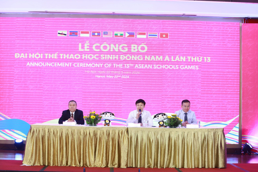 Đại diện Ban tổ chức cung cấp thêm thông tin về đại hội tới các cơ quan báo chí. Đại diện Ban tổ chức cung cấp thêm thông tin về đại hội tới các cơ quan báo chí.