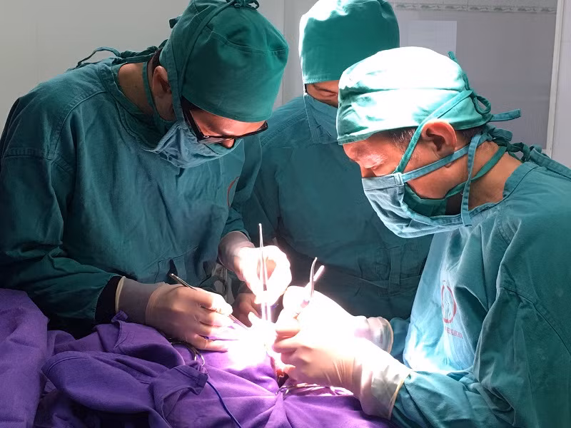 Các bác sĩ đang thực hiện ca phẫu thuật hạ lại tinh hoàn cho bé trai 2 tuổi, ảnh: Bệnh viện Sản Nhi