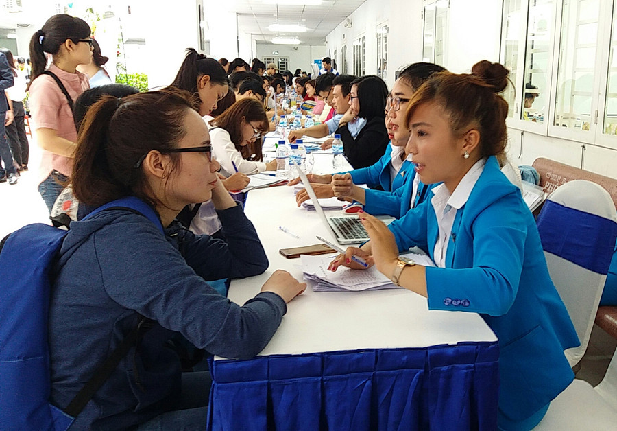 Một Doanh nghiệp đang phỏng vấn ứng viên tại ngày hội Một Doanh nghiệp đang phỏng vấn ứng viên tại ngày hội