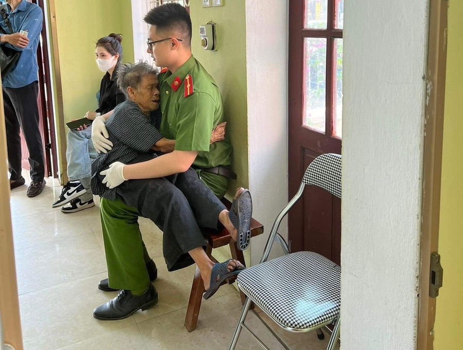 Không chỉ đến tận nhà, nhiều công dân hạn chế đi lại cũng được cán bộ hỗ trợ khi đến điểm làm CCCD. (Ảnh: CATH).