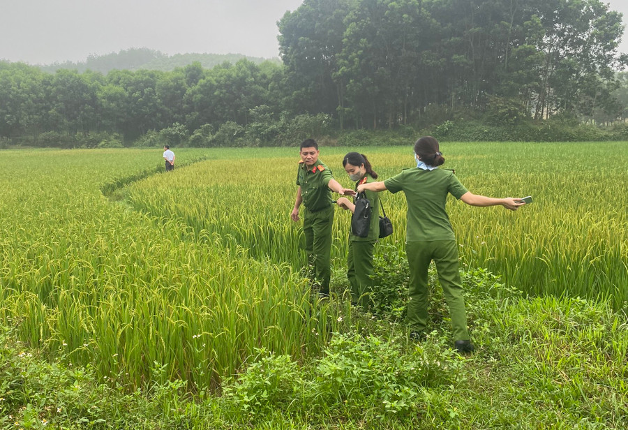 Những ngày nghỉ lễ, nhiều cán bộ công an Thanh Hoá phải đến tận nhà dân để hỗ trợ làm CCCD. (Ảnh: CATH).