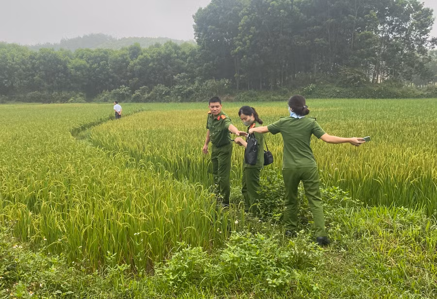 Những ngày nghỉ lễ, nhiều cán bộ công an Thanh Hoá phải đến tận nhà dân để hỗ trợ làm CCCD. (Ảnh: CATH).