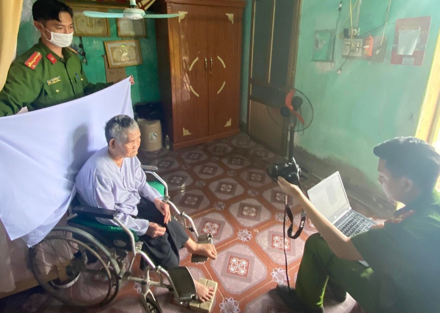 Người dân xúc động khi thấy cán bộ đến tận nhà làm CCCD. (Ảnh: CATH).