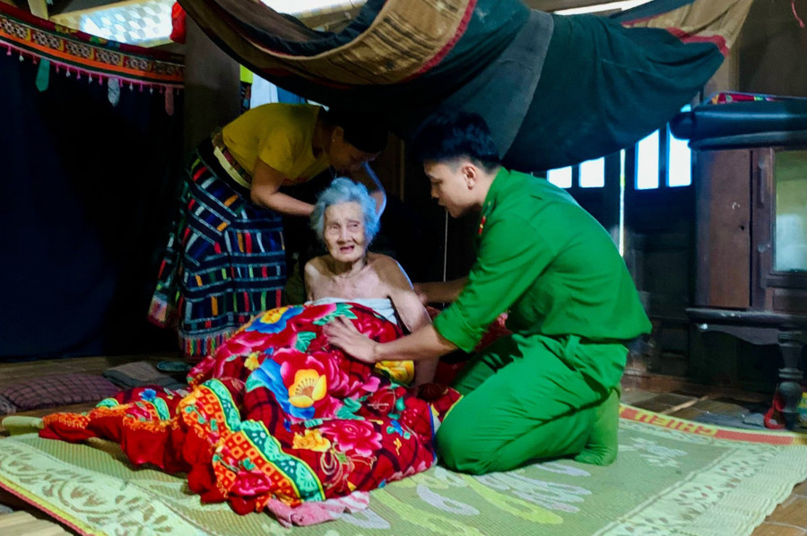 Công an huyện Lang Chánh phải leo quả đồi hơn 2km để đến nhà cụ Phạm Văn Năm (xã Giao An) để hỗ trợ cụ làm CCCD gắn chíp. (Ảnh: CATH).