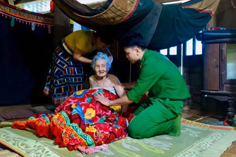 Công an huyện Lang Chánh phải leo quả đồi hơn 2km để đến nhà cụ Phạm Văn Năm (xã Giao An) để hỗ trợ cụ làm CCCD gắn chíp. (Ảnh: CATH).