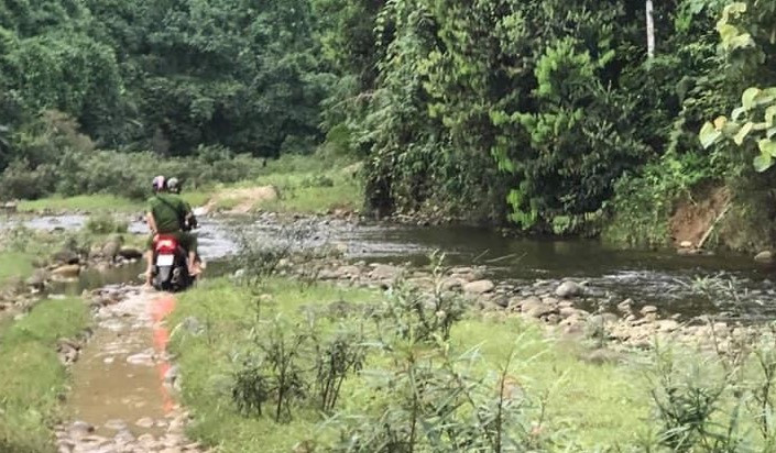 Cán bộ, chiến sĩ công an không quản đường sá xa xôi, trèo đèo lội suối để đến được nhà dân. (Ảnh: CATH).