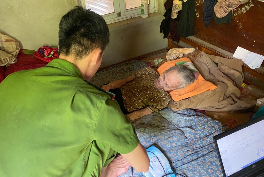 Những cụ già nằm liệt giường cũng sẽ được hỗ trợ làm CCCD gắn chíp (Ảnh: CATH).