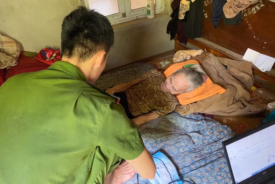 Những cụ già nằm liệt giường cũng sẽ được hỗ trợ làm CCCD gắn chíp (Ảnh: CATH).