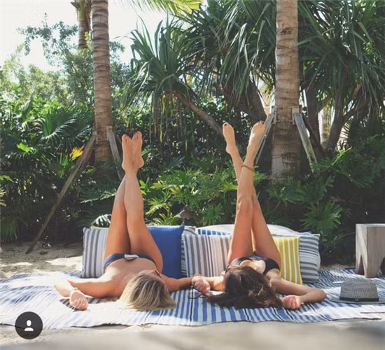 Hai cô gái xinh đẹp mở màn trào lưu đi du lịch cùng bạn gái thân khắp thế giới - Ảnh 27.