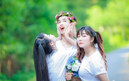 "Chúng mình đang ở thời gian gấp rút của quãng đời học sinh. Thời gian cũng không không còn nhiều nên tất cả chỉ muốn lưu giữ lại những kỉ niệm đẹp đẽ nhất. Chúng em sau khi ra trường mỗi đứa mỗi nơi, có bạn vào Nam, có bạn ở Bắc; có bạn chọn con đường đại học, bạn đi làm ngay.. vậy nên nhắc đến chia tay ai cũng buồn. Mình chỉ muốn nói là tất cả hãy luôn nhớ về nhau, nhớ về quãng đời học sinh như là 1 phần kí ức của tuổi trẻ", bạn Phạm Quỳnh Hoa - một thành viên trong lớp bồi hồi nói. "Chúng mình đang ở thời gian gấp rút của quãng đời học sinh. Thời gian cũng không không còn nhiều nên tất cả chỉ muốn lưu giữ lại những kỉ niệm đẹp đẽ nhất. Chúng em sau khi ra trường mỗi đứa mỗi nơi, có bạn vào Nam, có bạn ở Bắc; có bạn chọn con đường đại học, bạn đi làm ngay.. vậy nên nhắc đến chia tay ai cũng buồn. Mình chỉ muốn nói là tất cả hãy luôn nhớ về nhau, nhớ về quãng đời học sinh như là 1 phần kí ức của tuổi trẻ", bạn Phạm Quỳnh Hoa - một thành viên trong lớp bồi hồi nói.