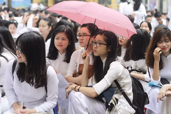  Sáng nay, trời Hà Nội có mưa nhẹ khiến lễ bế giảng của trường diễn ra muộn hơn dự kiến 