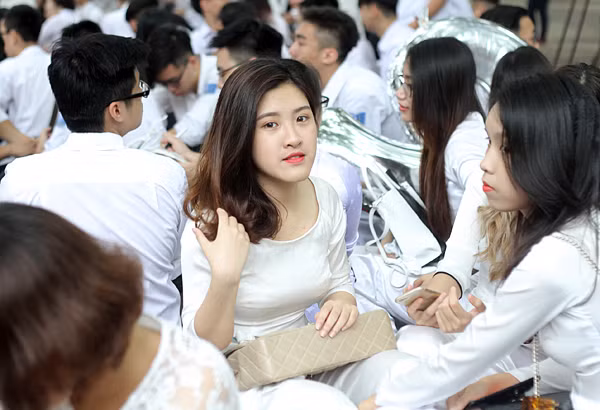 Xao xuyến tà áo dài nữ sinh Phan Đình Phùng ngày bế giảng ảnh 5