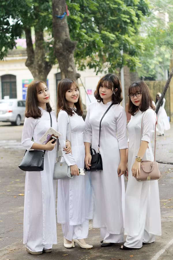  Cùng nhóm bạn thân của mình khoe dáng 