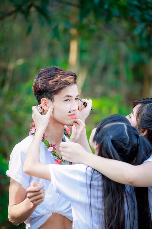 Và hậu trường thì ra như thế này?