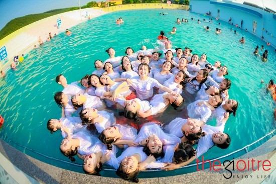 Chưa hết, để hạ nhiệt cho 1 ngày nắng nóng, 50 thành viên tiếp tục ghi lại những kỉ niệm bên nhau tại bể bơi Hà Trung. Chưa hết, để hạ nhiệt cho 1 ngày nắng nóng, 50 thành viên tiếp tục ghi lại những kỉ niệm bên nhau tại bể bơi Hà Trung.
