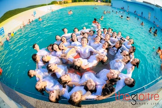 Chưa hết, để hạ nhiệt cho 1 ngày nắng nóng, 50 thành viên tiếp tục ghi lại những kỉ niệm bên nhau tại bể bơi Hà Trung.