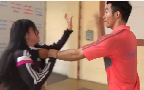 2-cach-thoat-than-khi-bi-tum-co-ao-danh