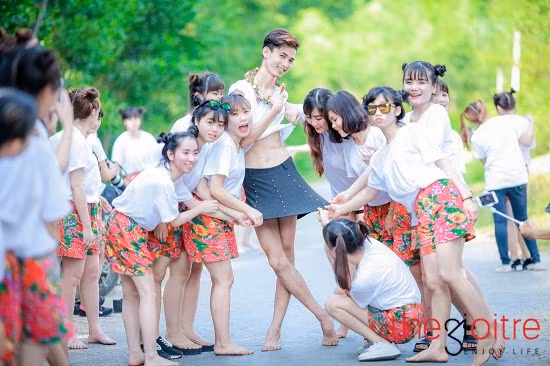 Lớp 12I có 50 thành viên (trong đó duy nhất chỉ có 2 bạn nam, 48 nữ). Vì vậy, để tạo nên mét mới lạ, độc đáo... 2 nam sinh trong lớp đã bất chấp mặc chân váy giả gái để tạo nên độ hài hước, ấn tượng cho bộ ảnh.