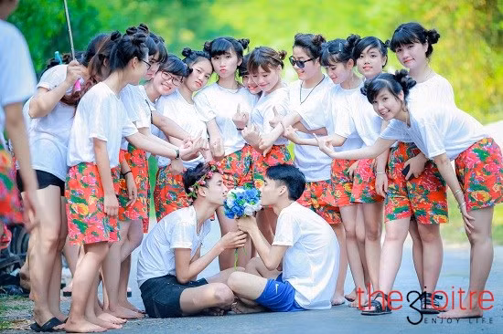 Tháng 6 luôn là thời điểm "nóng" cho các cô cậu học sinh cuối cấp chuẩn bị những bộ ảnh kỉ yếu chia tay tuổi học trò. Vì vậy, bất kỳ tập thể nào cũng cố gắng ghi lại những khoảnh khắc độc, lạ và đẹp nhất để khẳng định phong cách riêng.