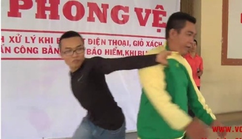 2-cach-thoat-than-khi-bi-tum-co-ao-danh-1