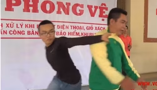 2-cach-thoat-than-khi-bi-tum-co-ao-danh-1