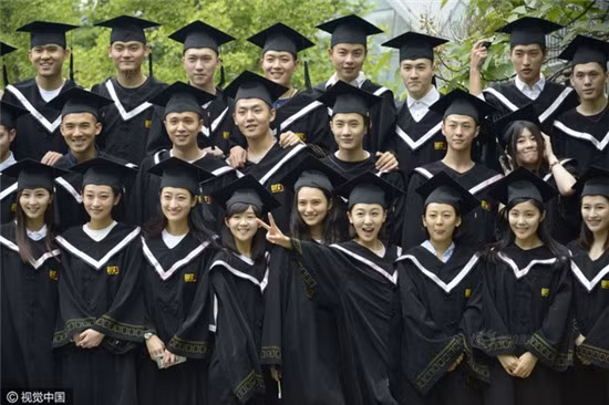 Thăm ngôi trường nhiều trai đẹp gái xinh nhất Trung Quốc mùa tốt nghiệp